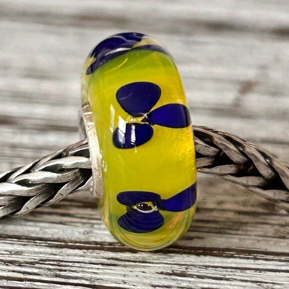 TROLLBEADS UU Midnight Blue Flower Unique LAA 925S NEW! over ‘Glowing’ Yellow - Picture 1 of 10